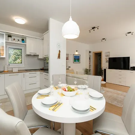 Luxury With Heated Pool, Terrace, And Outdoor Amenities For Relaxation - Five Bedroom