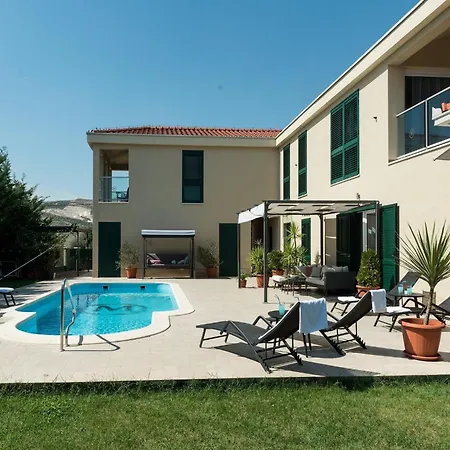 Luxury With Heated Pool, Terrace, And Outdoor Amenities For Relaxation - Five Bedroom Villa