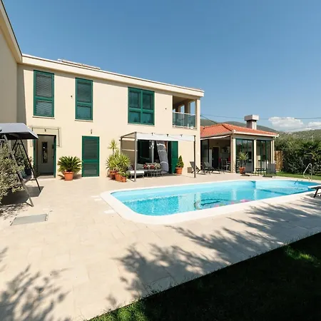 Villa Luxury With Heated Pool, Terrace, And Outdoor Amenities For Relaxation - Five Bedroom *