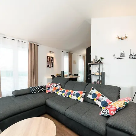 Luxury With Heated Pool, Terrace, And Outdoor Amenities For Relaxation - Five Bedroom