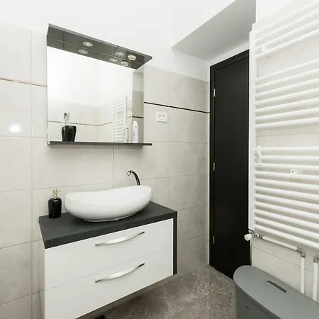 Luxury With Heated Pool, Terrace, And Outdoor Amenities For Relaxation - Five Bedroom *